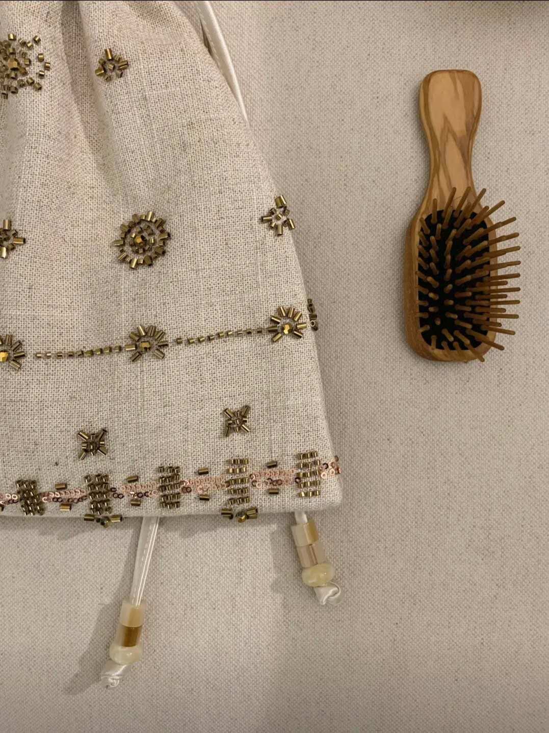 【032】Beige Linen Geometric Beaded Drawstring Bag – Handcrafted Linen Purse with Embroidery
