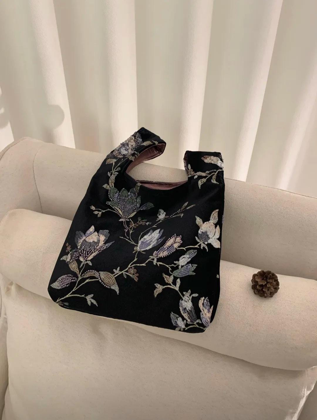 【006】Iris Floral Embroidery Beaded Velvet Wrist Bag