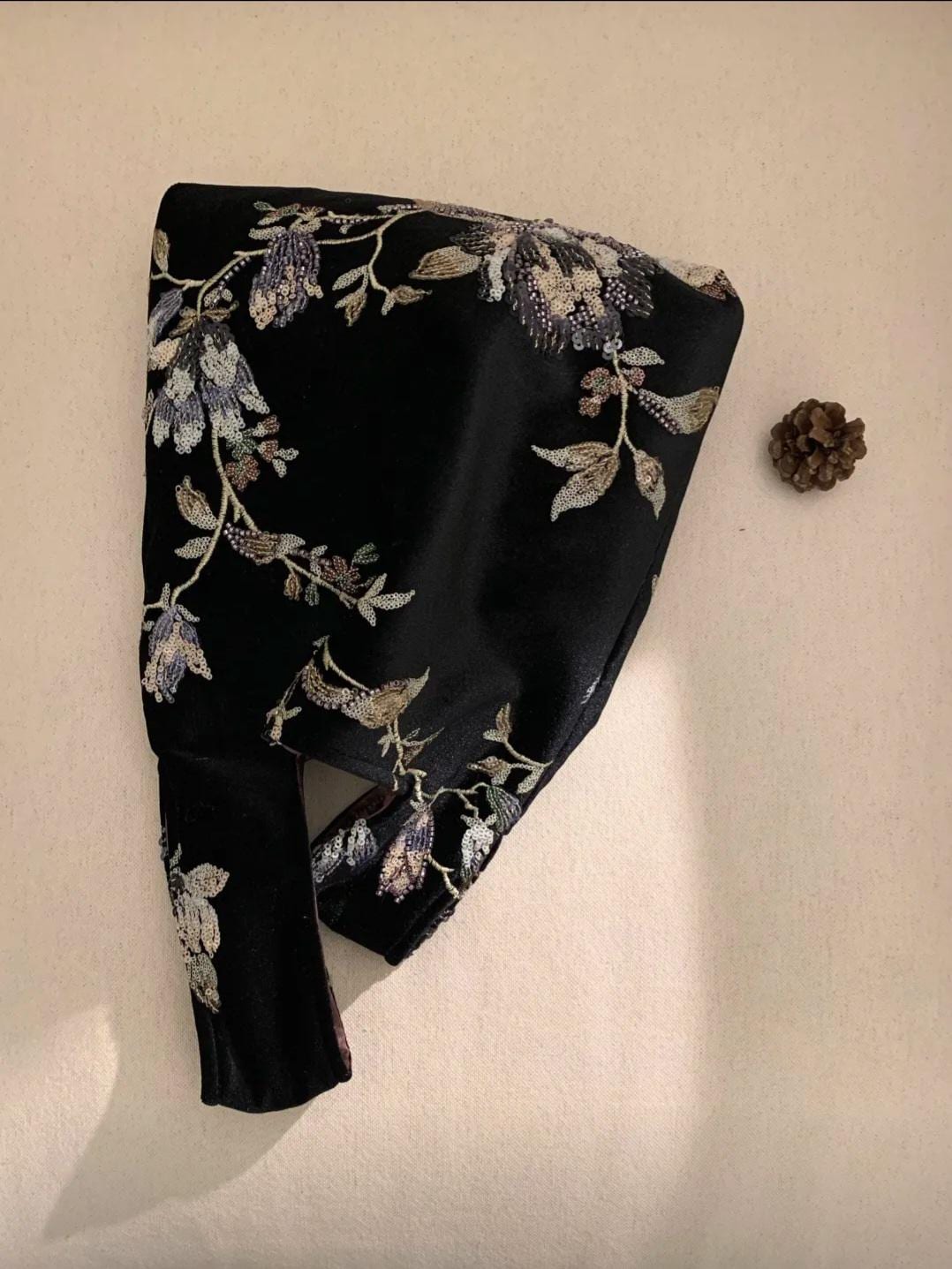 【006】Iris Floral Embroidery Beaded Velvet Wrist Bag