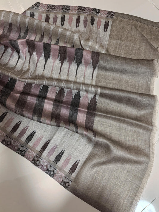 Natural cashmere classic strip pattern scarf Timeless sophistication for everyday elegance wear