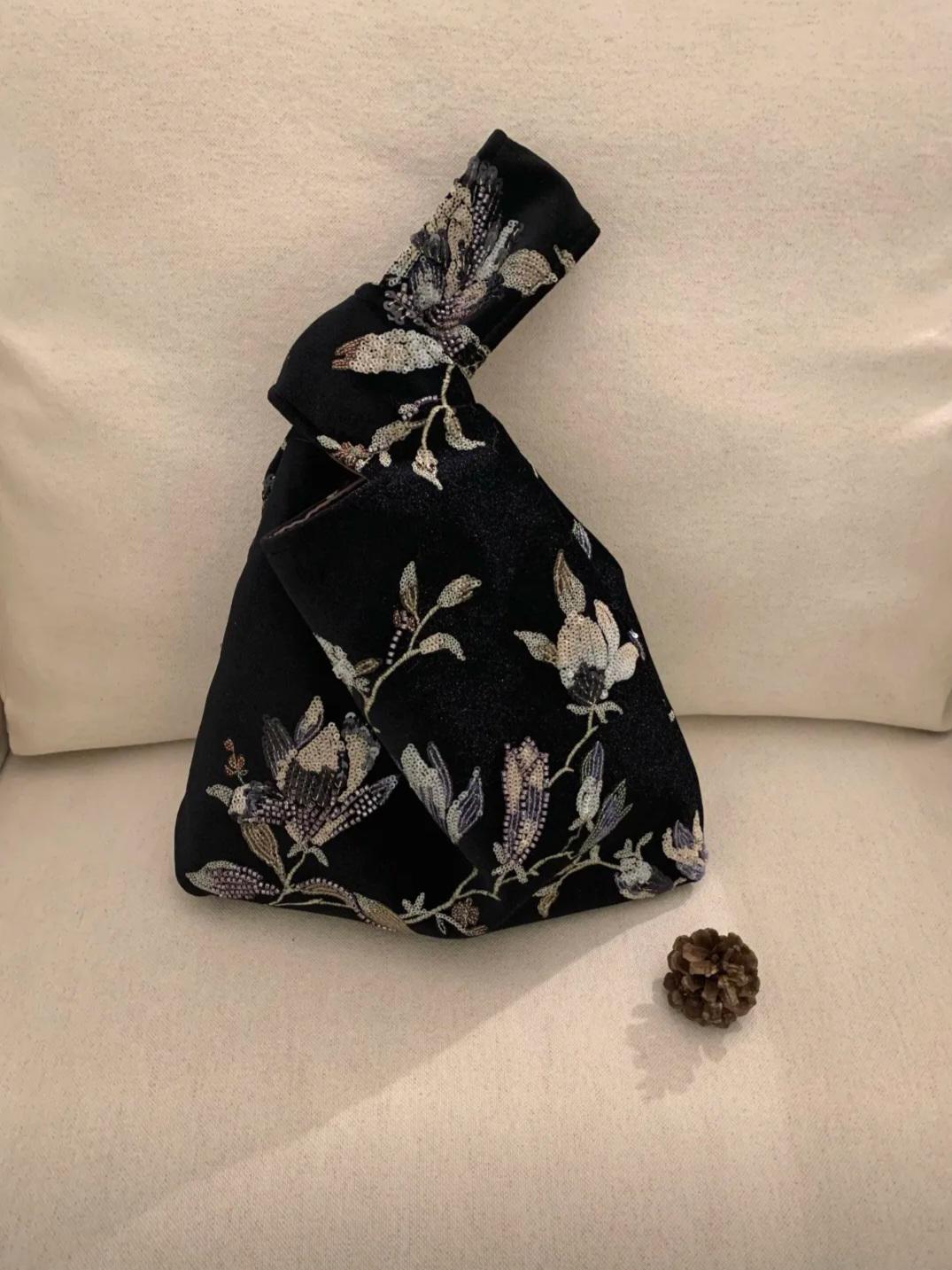 【006】Iris Floral Embroidery Beaded Velvet Wrist Bag