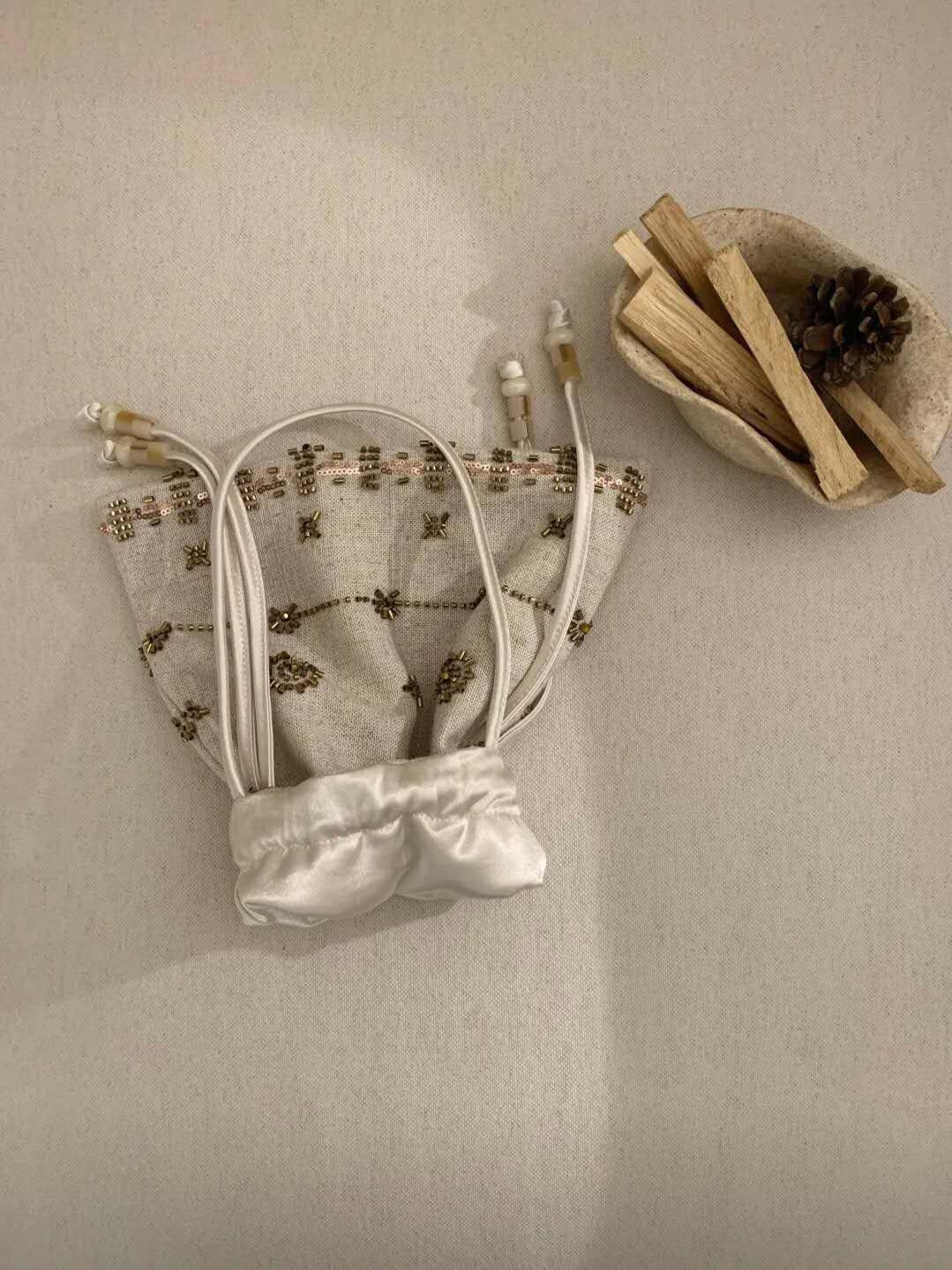 【032】Beige Linen Geometric Beaded Drawstring Bag – Handcrafted Linen Purse with Embroidery