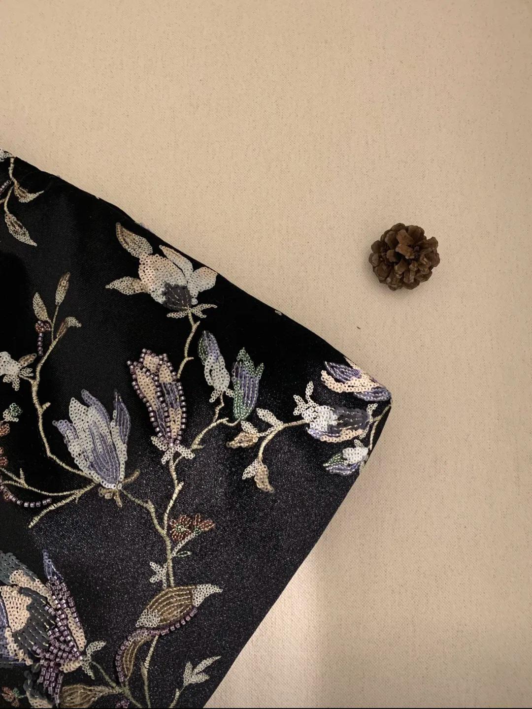 【006】Iris Floral Embroidery Beaded Velvet Wrist Bag
