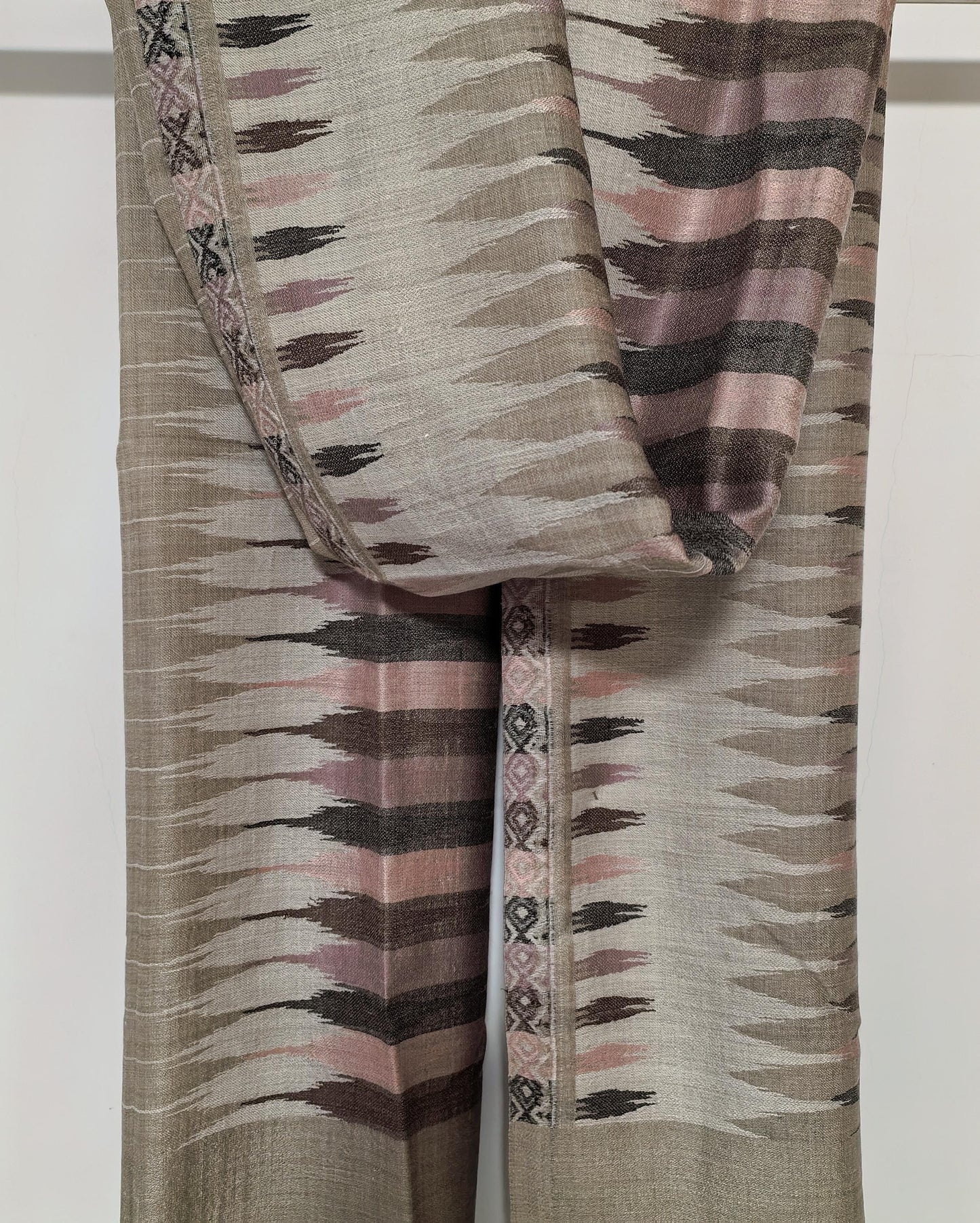 Natural cashmere classic strip pattern scarf Timeless sophistication for everyday elegance wear